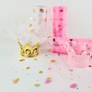 organza estampada con figuras de coronas y corazones