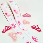 listón barrotado estampado con figuras de zapatillas y coronas