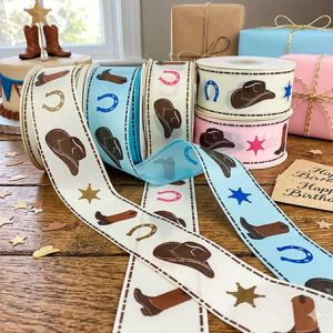 liston popotillo estampado con figuras de gorro, botas, espuela y insignia de sheriff